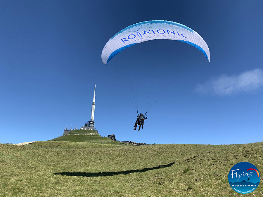 Flying Puy de Dome biplace parapente Royatonic 